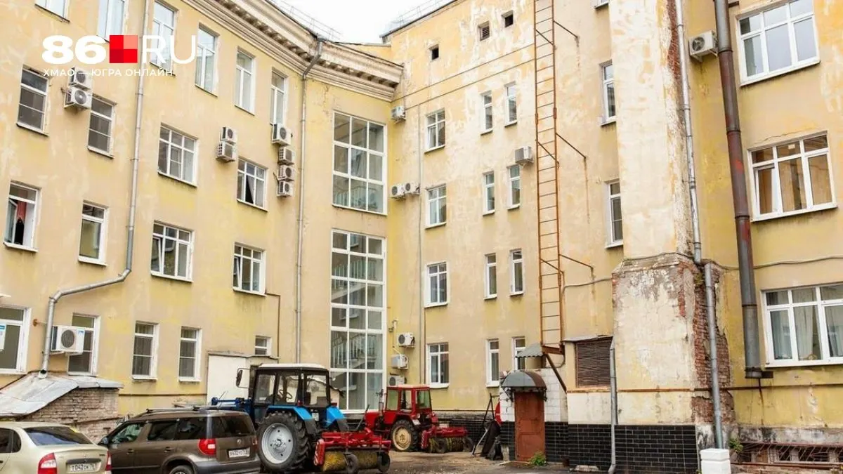 Госдума пояснила, что решения о переустройстве придомовой территории, включая организацию парковки, принимают собственники на общедомовом собрании; при этом необходимы местные согласования и соблюдение правил благоустройства.