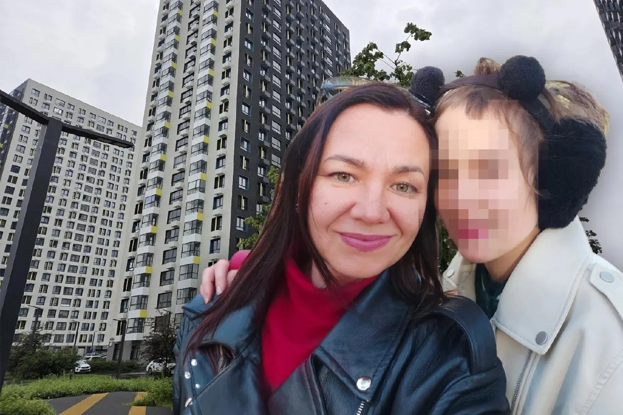 После постоянных дебошей и следов грязи на двери мать‑одиночка вынуждена была покинуть двухкомнатную квартиру и переехать в съёмное жильё — решение, которое серьёзно ударило по семейному бюджету.