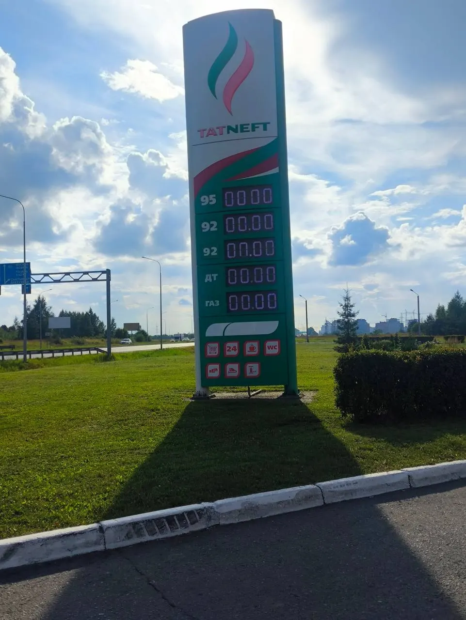 После ночной атаки на Ярославский НПЗ дефицит и рост цен на топливо усиливаются: в Чебоксарах уже подняли тарифы на речные прогулки, а крупнейшие нефтекомпании просят индийские НПЗ увеличить поставки бензина.