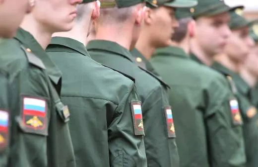 Правительство поддержало законопроект, позволяющий направлять солдат‑срочников на службу в пожарные подразделения МЧС для тушения пожаров и проведения аварийно‑спасательных работ.