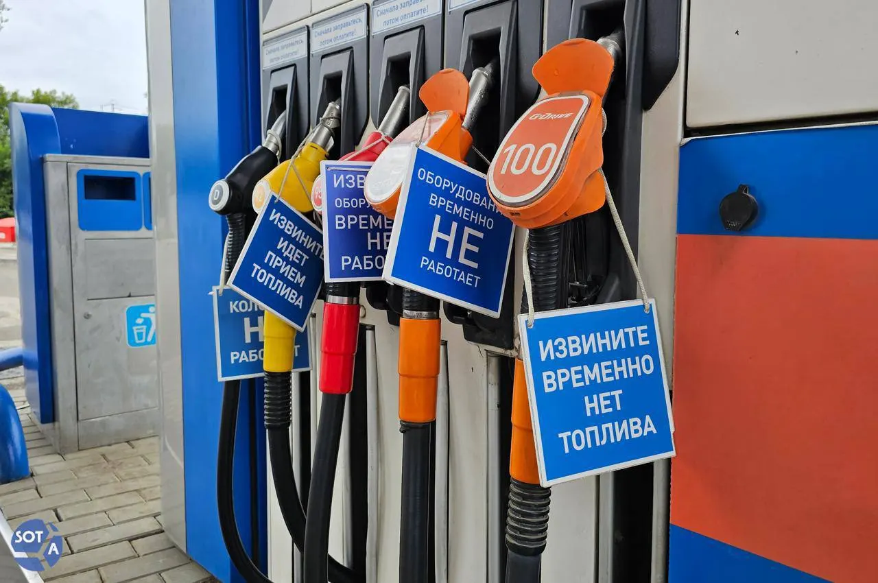 Медианные цены на бензин в России за год выросли на 20–32% в зависимости от марки. Эксперты связывают это с внеплановыми ремонтами НПЗ, высоким сезонным спросом и дефицитом в ряде регионов — резкого снижения стоимости топлива в ближайшее время не ожидается.