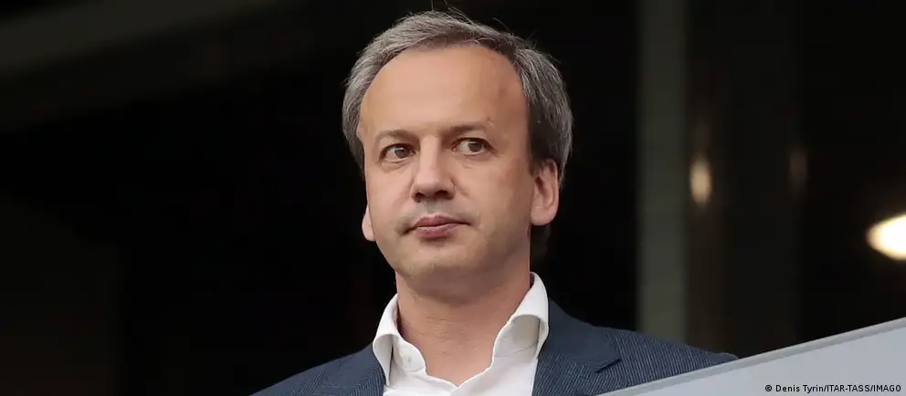 Дворкович заявил, что будет оспаривать свое внесение в санкционный список ЕС и пока что добровольно передал обязанности президента ФИДЕ вице-президенту организации.