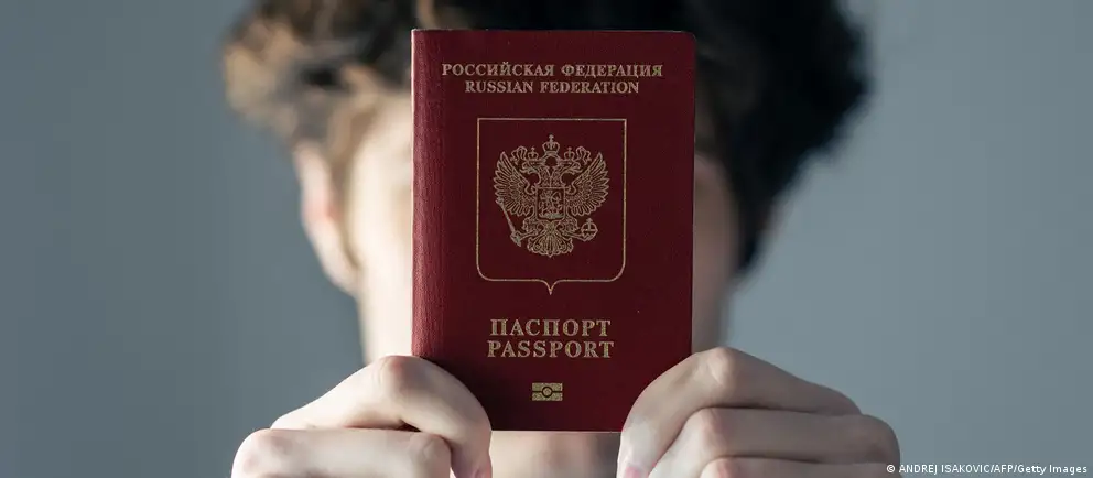 После возражений Франции и Италии проект визового запрета в ЕС был пересмотрен: ограничения предлагают вводить лишь для краткосрочных виз и тех россиян, кто непосредственно участвовал в боевых действиях в Украине; при этом расширен список исключений.
