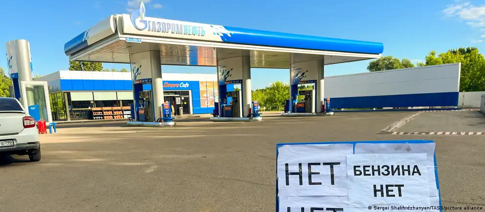 Индекс производства нефтепродуктов в июне снизился на 21,8% в годовом выражении. Цены на бензин и дизель продолжают расти, но темпы их увеличения снизились; ограничения на продажу топлива вводятся в ряде регионов на фоне ударов по НПЗ.