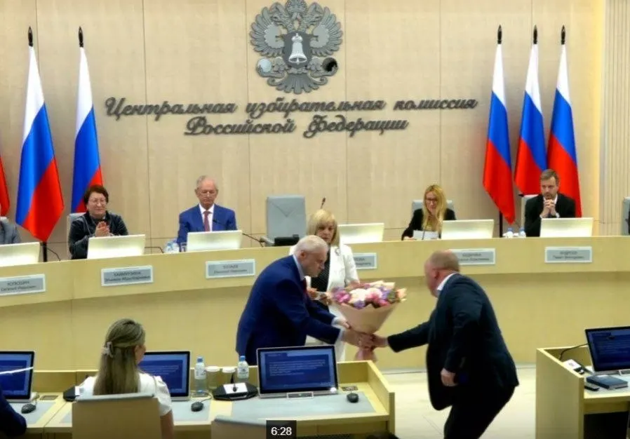 На заседании ЦИК единогласно зарегистрировал список «Справедливая Россия», вручил удостоверение представителю ЛДПР и утвердил 43 финансовых уполномоченных партии «Яблоко» для работы в 42 регионах.