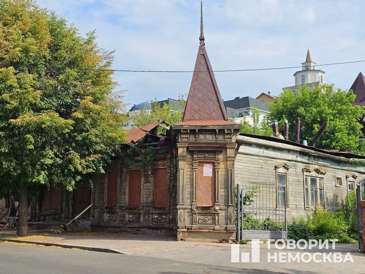 В историческом деревянном доме XIX века в центре Рязани обрушились крыша и стена. Инспекция по охране памятников требует от собственников работ по сохранению объекта, угрожая исками и изъятием при бездействии.