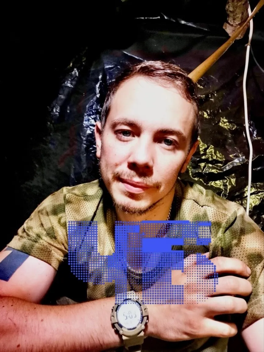 Отец погибшего моряка утверждает, что родителей не уведомили о похоронах — сына тайно похоронили в Балтийске. По словам родственников, закон отдает право распоряжаться телом супругам, а не родителям, из‑за чего семья оказалась отрезанной от прощания.