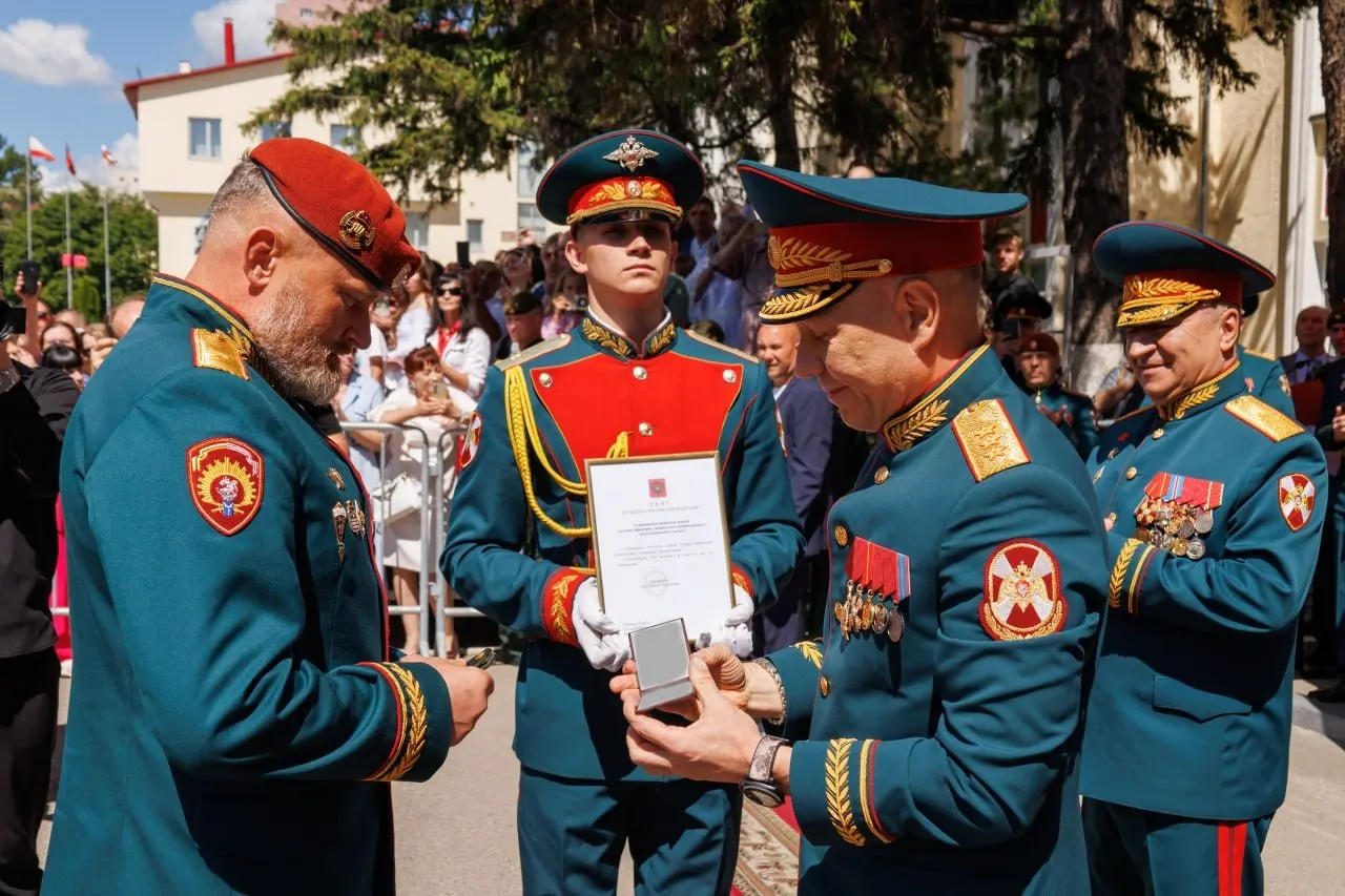 Начальнику Саратовского военного института войск национальной гвардии Александру Белоглазову присвоено воинское звание генерал‑лейтенанта. Погоны и удостоверение вручил генерал‑полковник Анатолий Маликов.