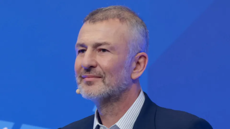 Андрей Мельниченко урегулировал претензии государства к энергетической компании СИБЭКО: в рамках мирового соглашения он перевёл 32 млрд рублей на развитие центра «Сириус», после чего генпрокуратура отказалась от иска. Это произошло на фоне масштабной волны переводов активов в собственность государства общей стоимостью порядка 6,5 трлн рублей.