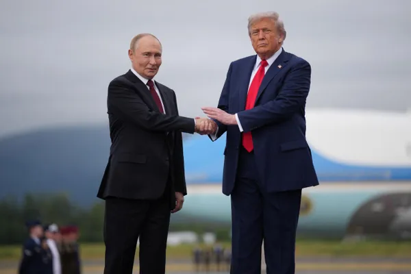 Президент США Дональд Трамп планирует на саммите НАТО в Анкаре провести личную встречу с Владимиром Зеленским, после чего намерен созвониться с президентом РФ Владимиром Путиным. Ранее все трое лидеров уже обменивались поздравлениями и обсуждали возможность прекращения войны.