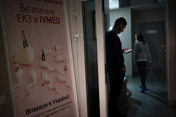Депутаты приняли поправки в закон «О ветеранах»: после вступления закона в силу женщины из числа жен участников боевых действий, инвалидов боевых действий и вдов погибших военнослужащих получат право на бесплатное вспомогательное репродуктивное лечение, за исключением суррогатного материнства.