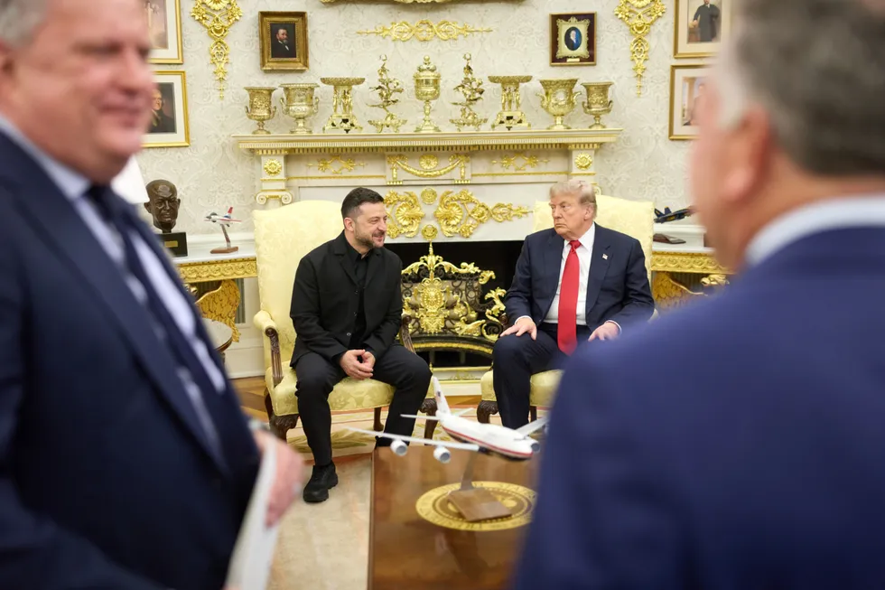 Президент Украины провёл в Белом доме переговоры с Дональдом Трампом — обсуждали поставки ракет для систем ПВО, перспективы дальнейшей поддержки и политическую динамику в США; международные издания отмечают, что поездка повысила шансы Киева на новую помощь.