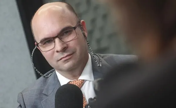 Заботкин объяснил факторы, определяющие курс рубля, отверг выгоду слабой валюты для бюджета и заявил, что заморозка вкладов невозможна. Он также отметил роль «шоков предложения» в инфляции и необходимость защищать сбережения от инфляции.