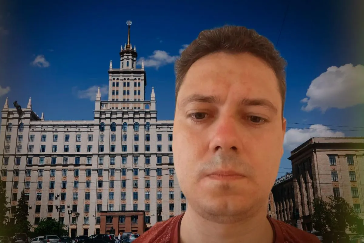 Константин Костромитин пытается через суд восстановиться в должности после увольнения; вуз требует вернуть 1,5 млн рублей, выданные на жильё.