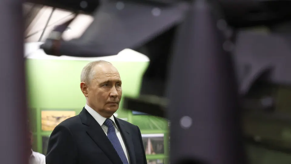 На форуме «Все для победы» президент сообщил, что через Общероссийский народный фронт было собрано около 70 млрд рублей для нужд СВО. В то же время военные расходы страны достигли рекордных показателей и могут вырасти ещё сильнее.