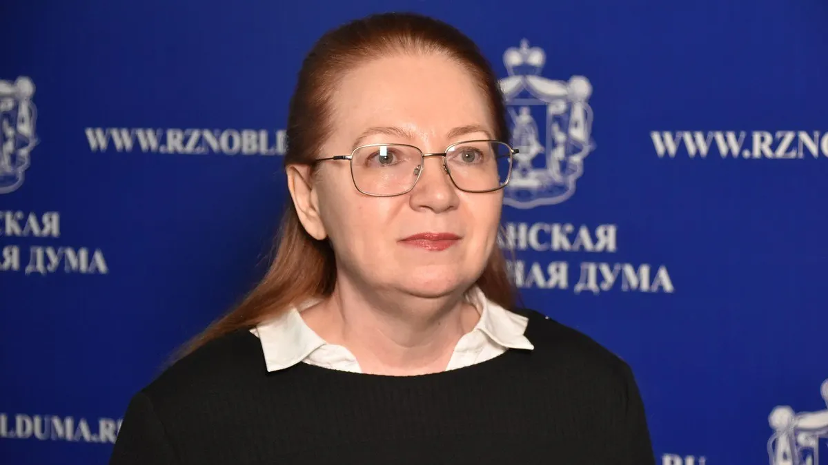 Советник зампреда правления Сбербанка Лиана Пепеляева выдвинута от «Единой России» по Скопинскому округу Рязанской области. Родилась в Новосибирске, ранее работала в юридической сфере и представляла интересы «Сибнефти», имела опыт в парламенте и правительстве РФ.