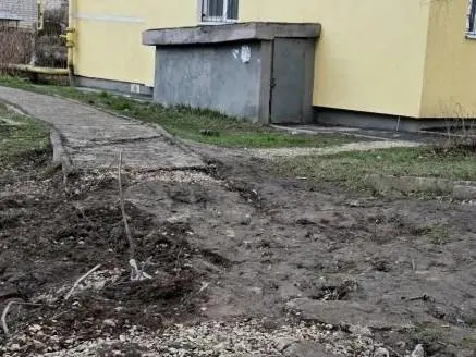 На улице Забайкальской в Рязани привели в порядок пешеходную зону — ранее асфальт на ней был полностью разбит.