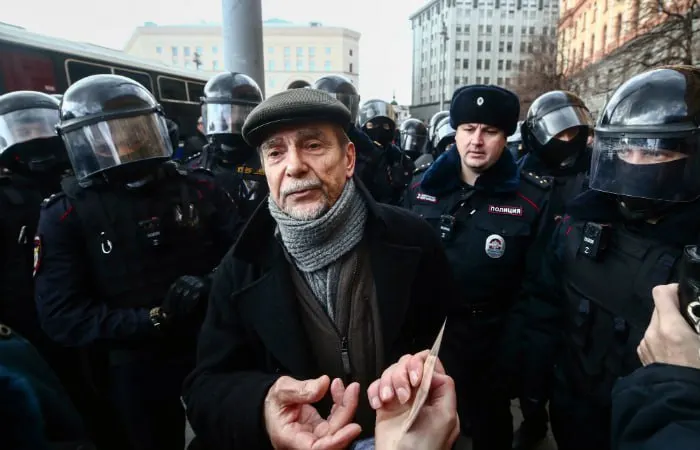 В Хорошевском суде Москвы началось заочное рассмотрение дела 84‑летнего правозащитника: прокуратура просит 6,5 года колонии и запрет администрировать сайты на 10 лет, обвиняя его в руководстве «нежелательной» организацией и нарушениях как «иностранного агента».