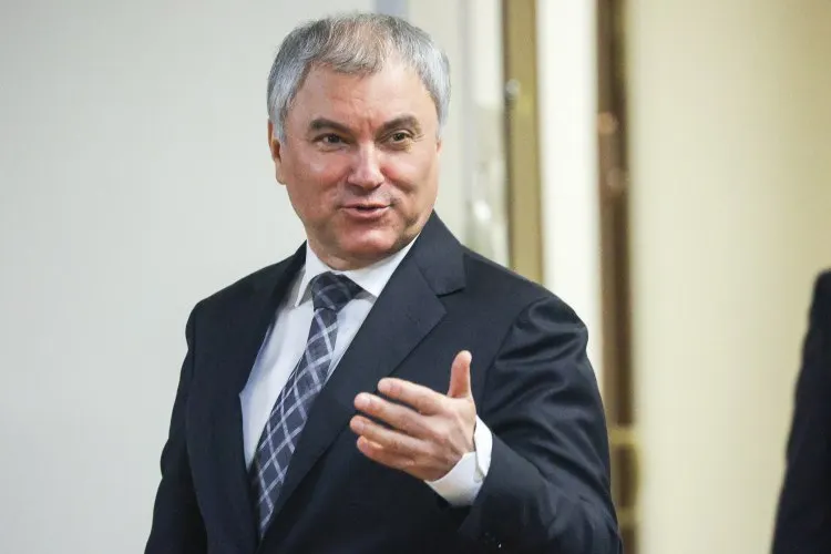 Спикер Госдумы предложил активнее использовать электротранспорт: современные трамваи, по его мнению, могут разгрузить дороги, улучшить экологию и стать более дешёвой альтернативой наземному метро на фоне дефицита горючего.
