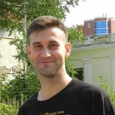 Инженер Алексей Бирюков по выходным самостоятельно убирает заросшую асфальтированную дорожку в районе лесопарка вдоль берега Оки. За прошлый сезон он поработал 55 дней, до завершения осталось около 20 дней.