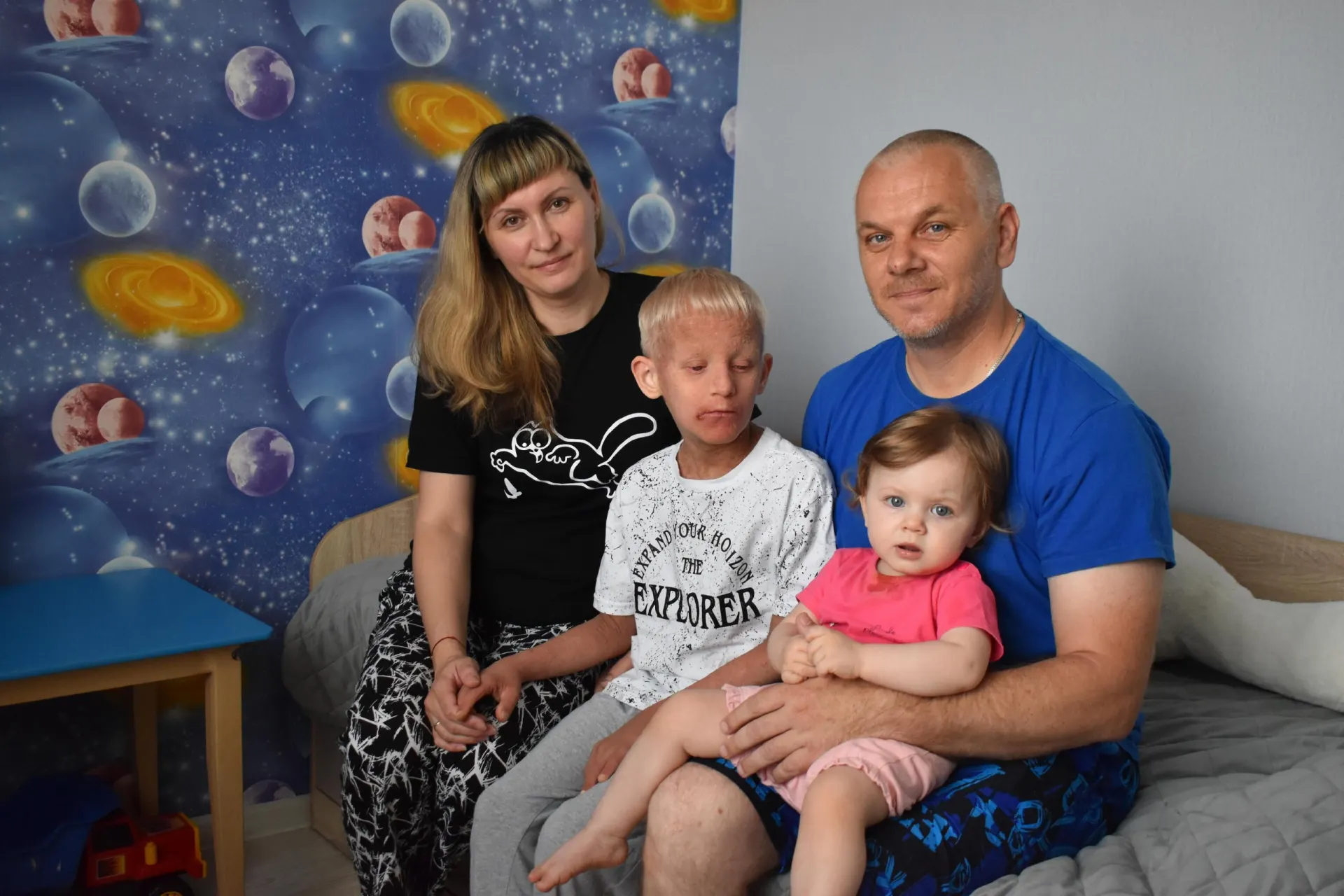 8‑летний Дима Пятков почти не слышит и плохо видит, но любит игры и гостей. Ежедневный уход за его кожей отнимает около трёх часов — семья рассказывает о повседневных заботах.