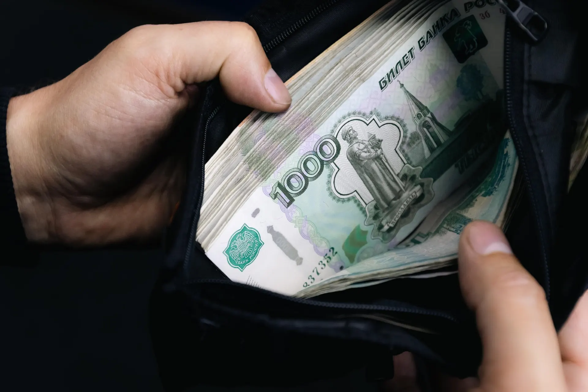 Замедление инфляции не всегда приводит к падению цен. Центробанк объясняет, что на динамику цен влияют задержки в ценообразовании, издержки бизнеса и ожидания участников рынка, а также предупреждает об рисках дефляции.