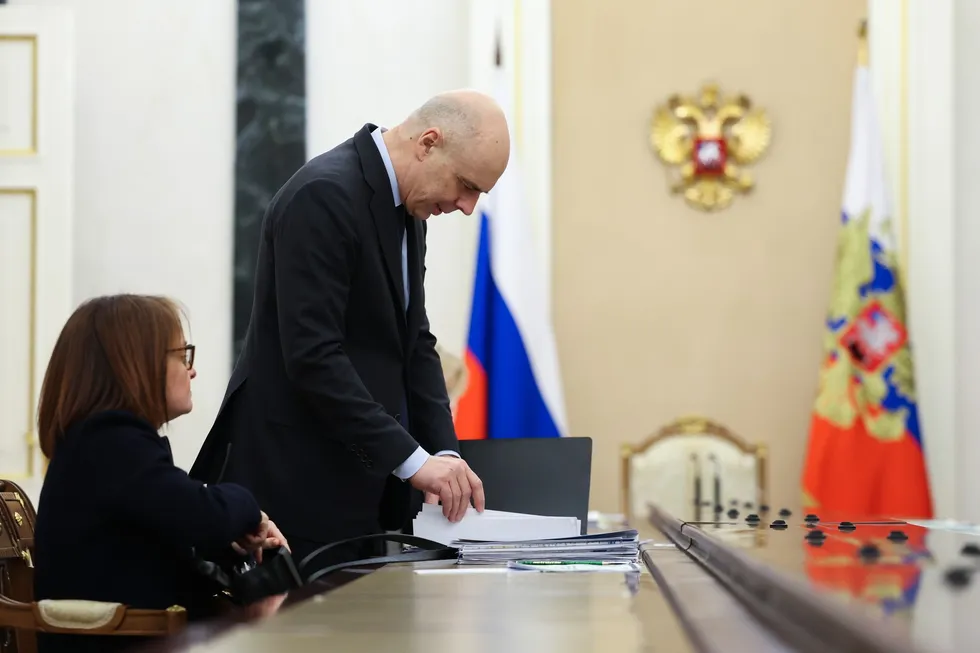 В России уязвимость режима проявляется прежде всего в финансовой сфере: упрощение бюджетных процедур и наращивание госдолга делают экономику менее предсказуемой и увеличивают нагрузку на бизнес и население.