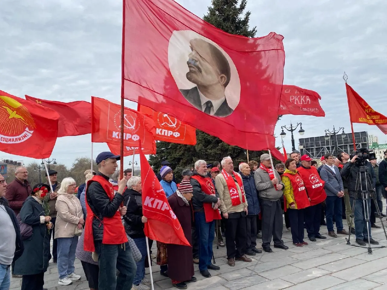 Депутаты приняли поправки, закрепляющие обязанность избиркомов регистрировать списки при наличии судебных решений. Новые правила начнут действовать только с следующей кампании и распространятся на региональные и муниципальные выборы, что снижает их оперативный эффект перед сентябрьскими выборами.