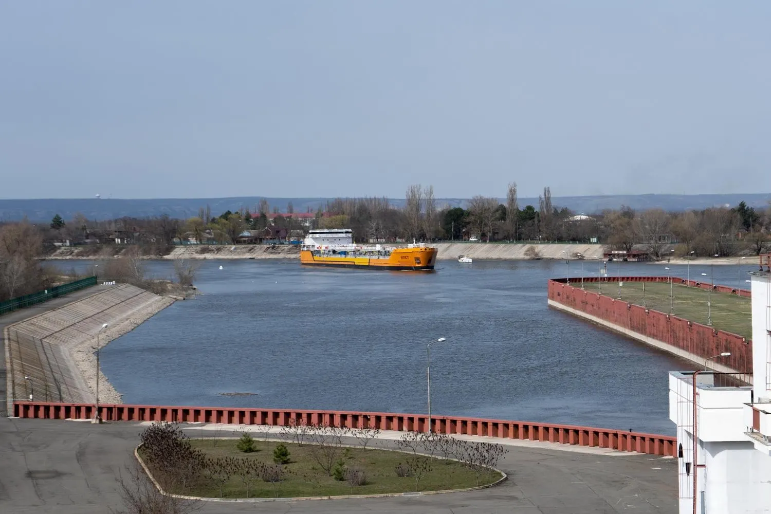 Судоходство по Азово‑Донскому морскому каналу временно остановлено после серии атак беспилотников на суда в Азовском море. Остановка может затронуть значительную долю экспорта пшеницы и ухудшить снабжение топлива в Крыму.