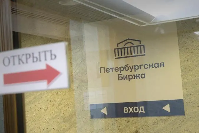 Компании смогут закупать топливо только для собственных нужд или для заранее указанного конечного потребителя; закупки ради перепродажи запретят. За нарушение правил участники рынков могут лишиться доступа к торгам.