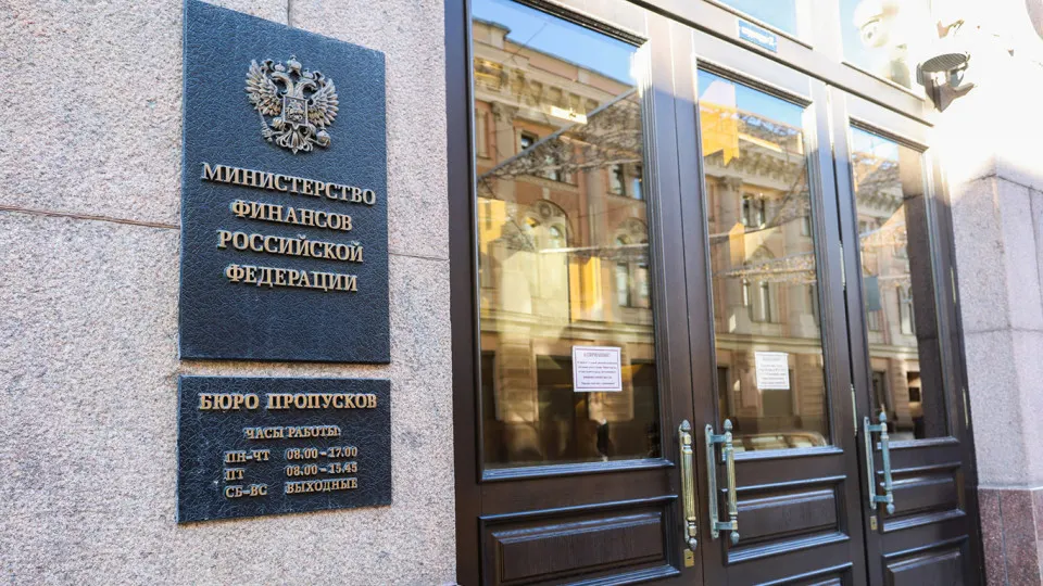 Аналитики отмечают резкий рост государственного долга и расходов на его обслуживание: доля долга в ВВП и выплаты по процентам увеличиваются, что усиливает риск долговой спирали и наращивает бюджетное бремя.