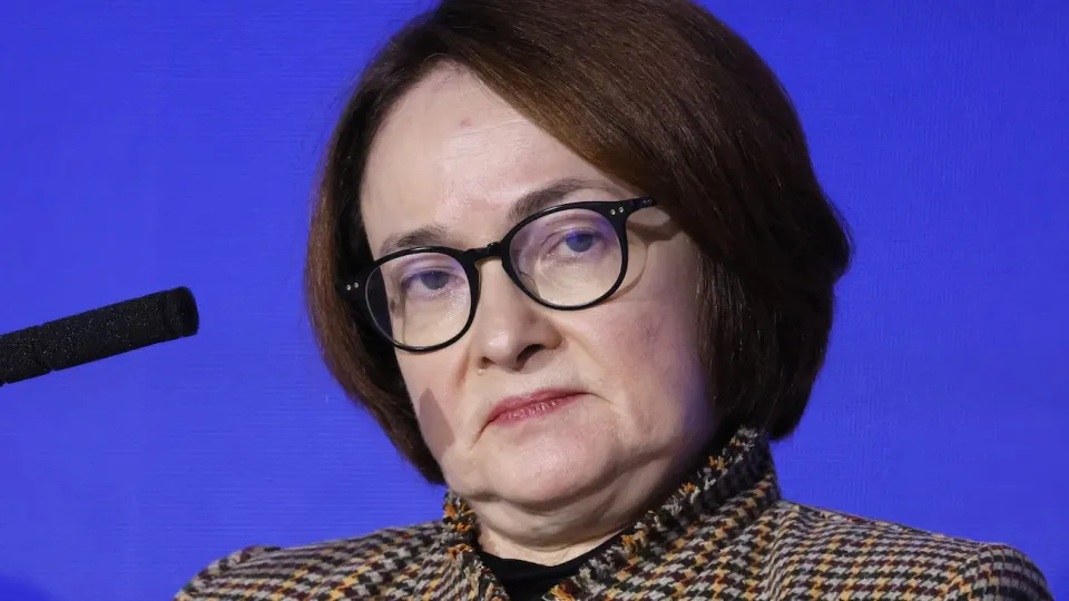 Рынок межбанковских ставок и свопов фиксирует ожидание разворота монетарной политики: краткосрочные ставки уже выше ключевой, топливная инфляция бьет рекорды, что повышает риск роста общей инфляции до 7–9% и влияет на поставки и сельское хозяйство.