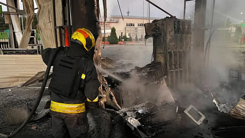 Удар беспилотников по Днепропетровской области привёл к повреждению пяти автозаправок, одному погибшему и нескольким пострадавшим. Одновременно в России наблюдается острый дефицит топлива и резкий рост цен — власти вынуждены экстренно импортировать бензин.