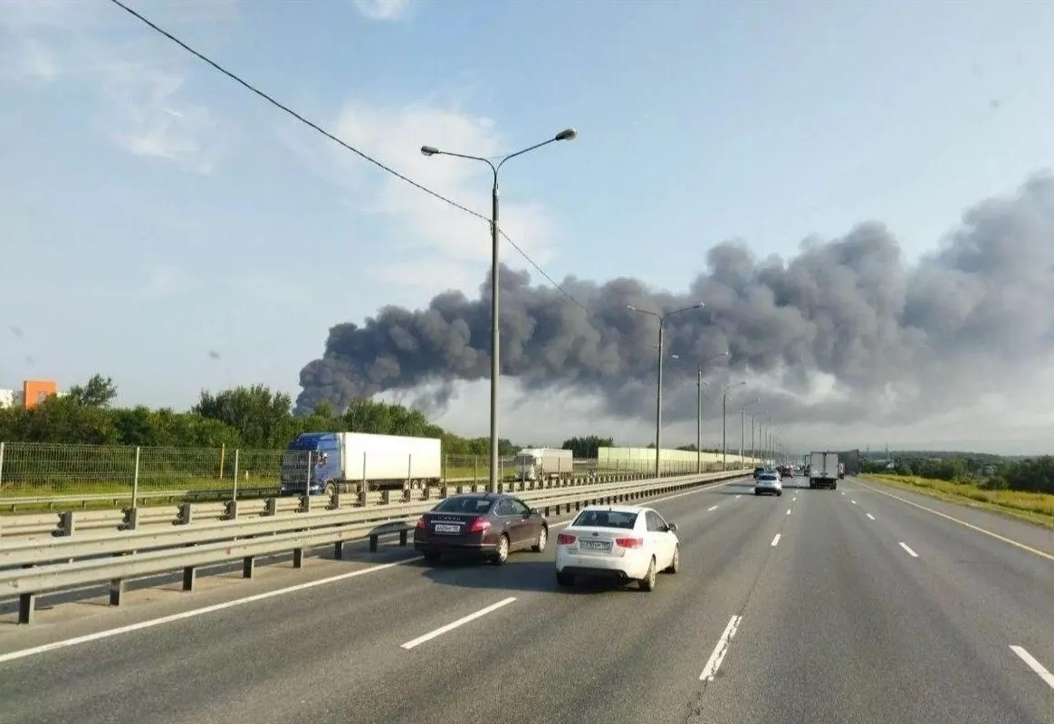 После ночной волны ударов беспилотников в Подмосковье загорелся склад логистической компании, рядом расположен крупный распределительный центр; по стране фиксируют падения дронов, пожары и пострадавших.