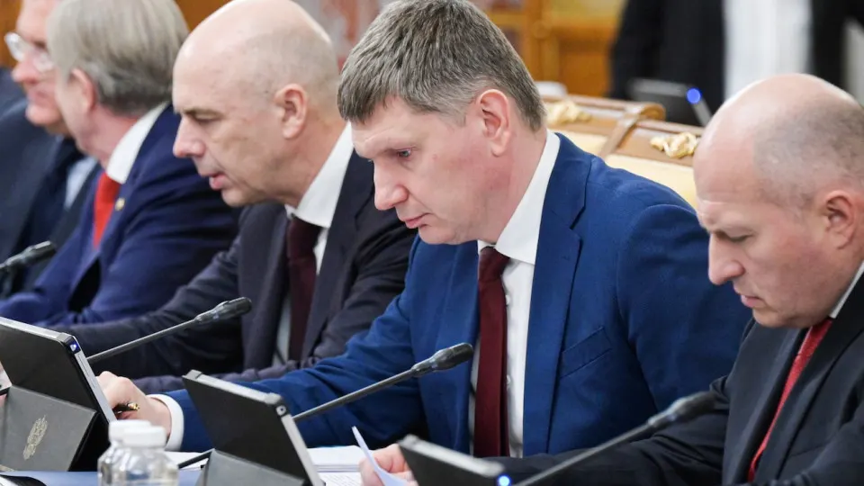 По оперативным данным ВВП вырос на 0,2% за январь–май. Промышленность и инвестиции в целом стагнируют, региональная дивергенция усиливается, падение цен на нефть и проблемы нефтепереработки повышают риск экономического спада и роста дефицита бюджета.
