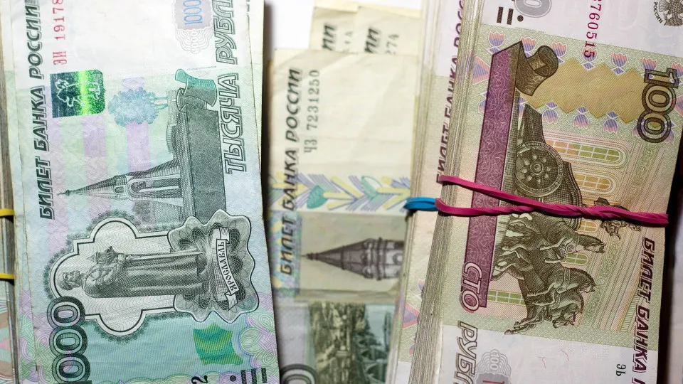 В первой половине июля объём наличных в обращении резко вырос, банки теряют ликвидность и массово прибегают к операциям репо с Центробанком — это повышает риски стабильности банковской системы.