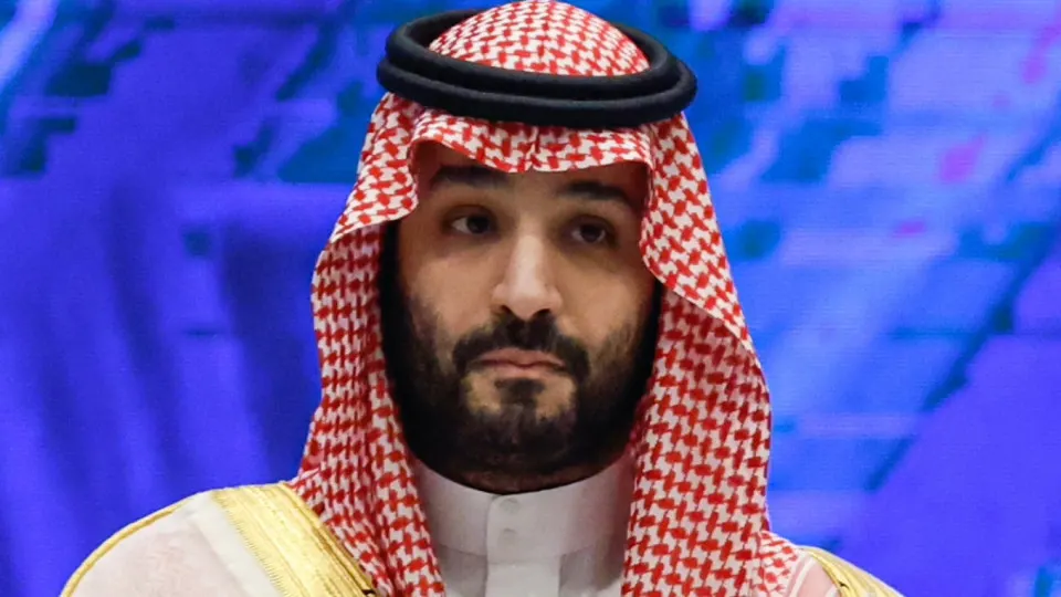Saudi Aramco сократит официальную цену сорта Arab Light на $11 за баррель в августе; рост поставок через Ормузский пролив вызывает сильное падение котировок Brent и Urals и усиливает давление на российский бюджет.