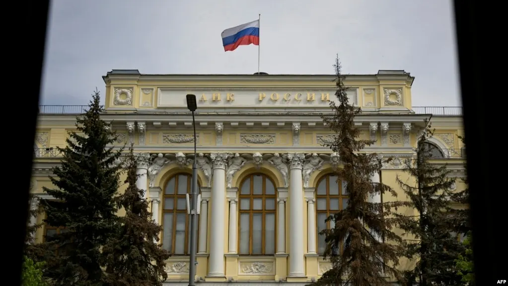 ЦБ РФ расширил перечень криптовалют, доступных к торговле на биржах: теперь Bitcoin, Ethereum и USDT доступны через брокеров и обменники. Введены лимиты для неквалифицированных инвесторов, обязательное тестирование и новый закон, вступающий в силу в 2026 году.