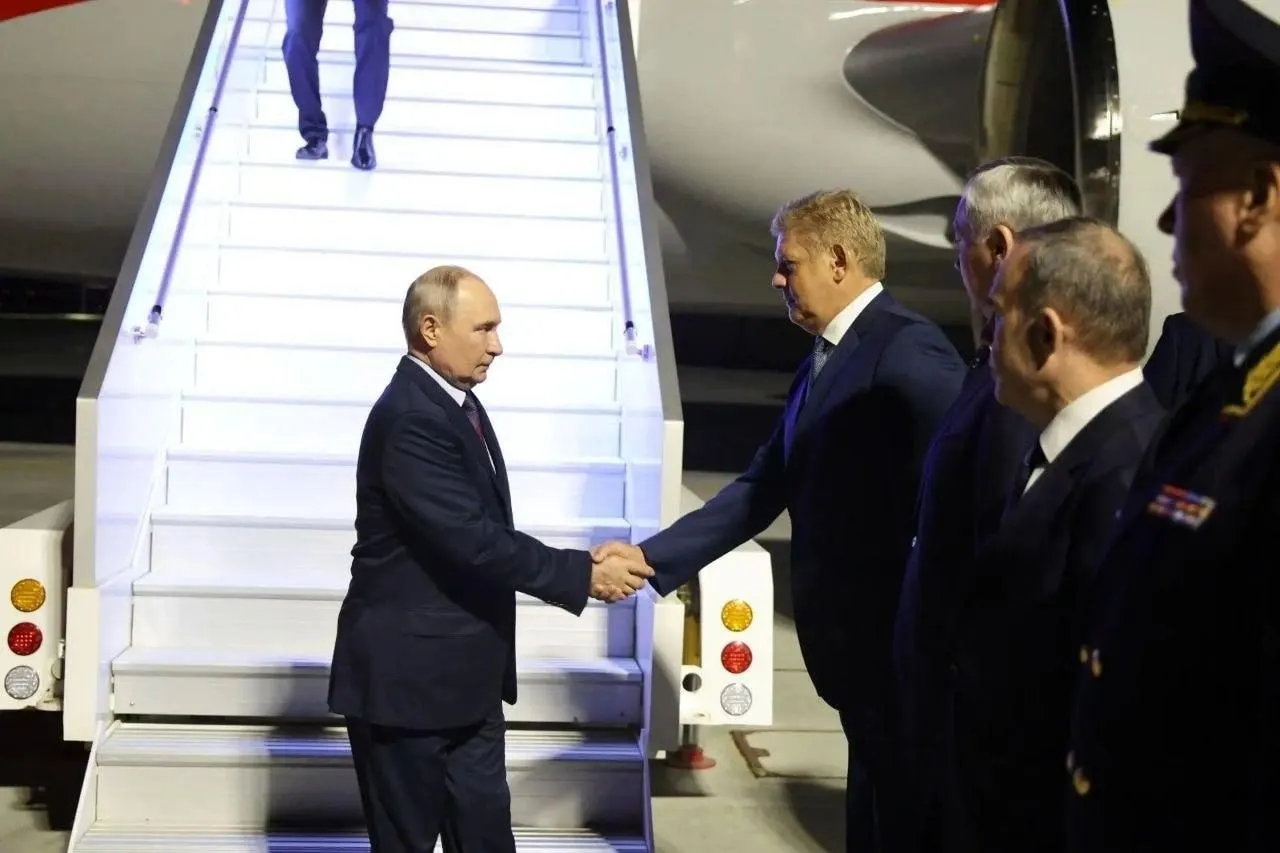 В Новосибирск прибыл президент Владимир Путин на рабочий визит, связанный с открытием СКИФа — Сибирского кольцевого источника фотонов.