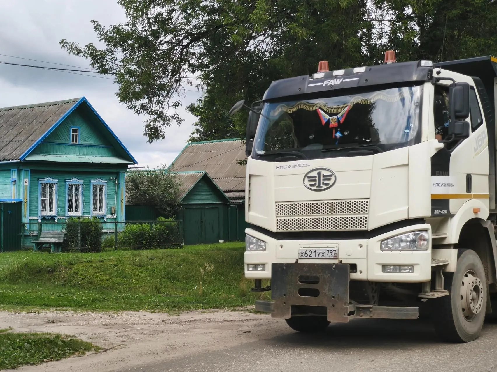 Часть жителей лишилась жилья, другие готовятся к соседству с поездами и большегрузами.