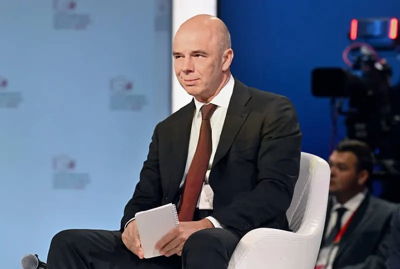 Министр финансов Антон Силуанов сообщил, что бюджет полностью обеспечен ресурсами и обязательства будут исполнены; на начало 2026 года дефицит составил около 6,46 трлн рублей (примерно 2,8% ВВП).