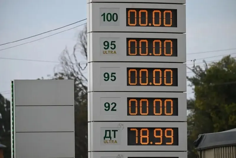 Разрешение распространяется на розничную продажу бензина и дизеля на АЗС и призвано снизить риск дефицита топлива.