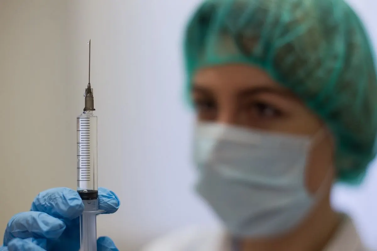 Правительство может осенью предложить включить вакцину от вируса папилломы человека в национальный календарь при рассмотрении бюджетных законопроектов. Инициативу поддержать надеются в Госдуме, сообщил председатель думского комитета по охране здоровья Сергей Леонов.