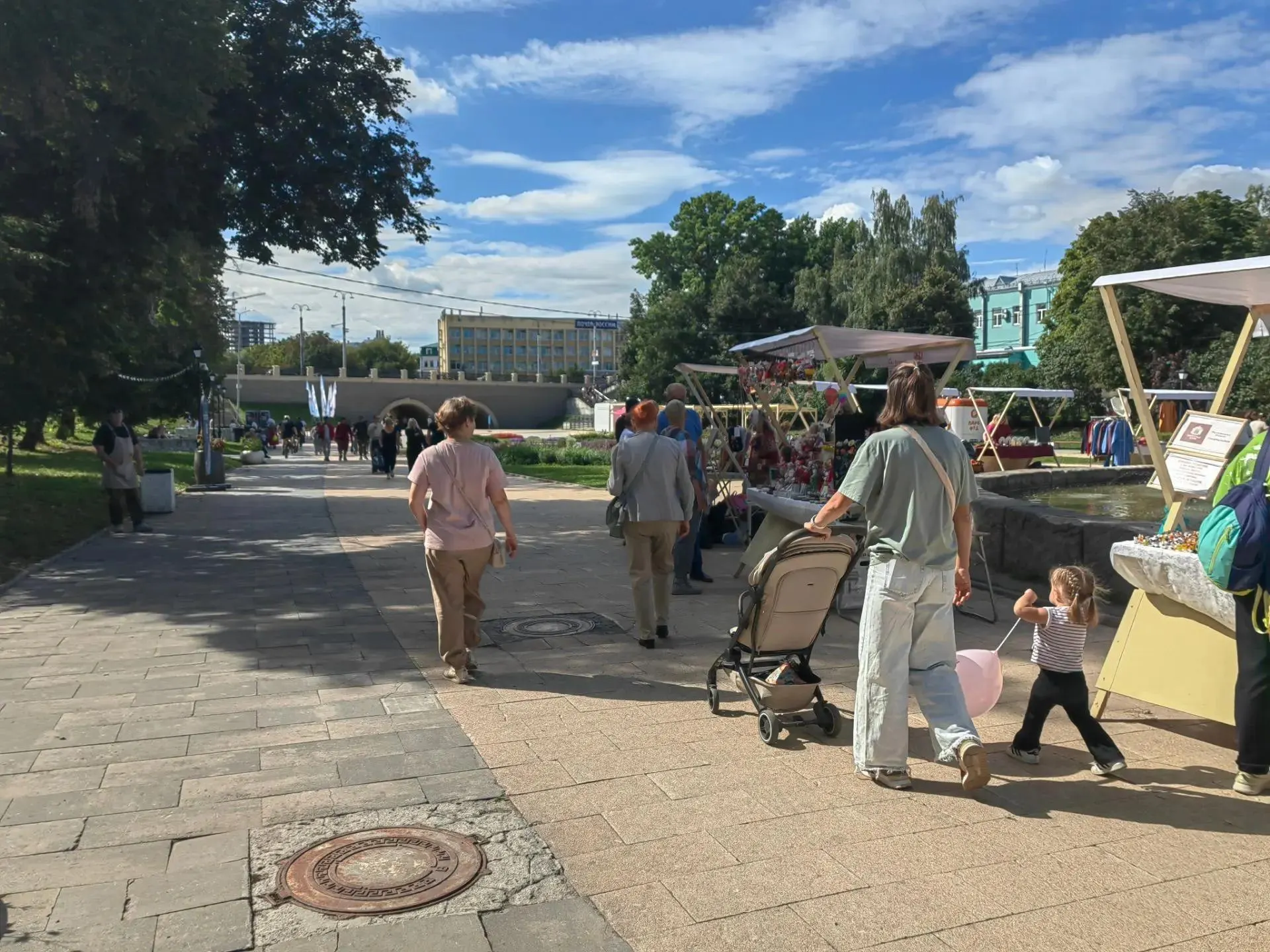 Прямую трансляцию праздника города ведут корреспонденты из разных уголков Рязани.