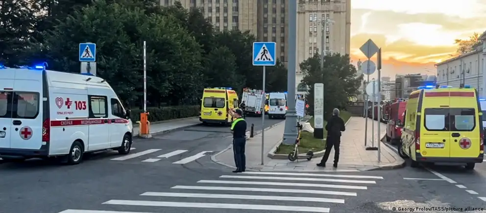 В результате взрыва у ресторана в центре Москвы погибли несколько человек. Следствие рассматривает версию покушения на главнокомандующего ВКС Александра Чайко. Мэр столицы назвал случившееся терактом, возбуждено уголовное дело.