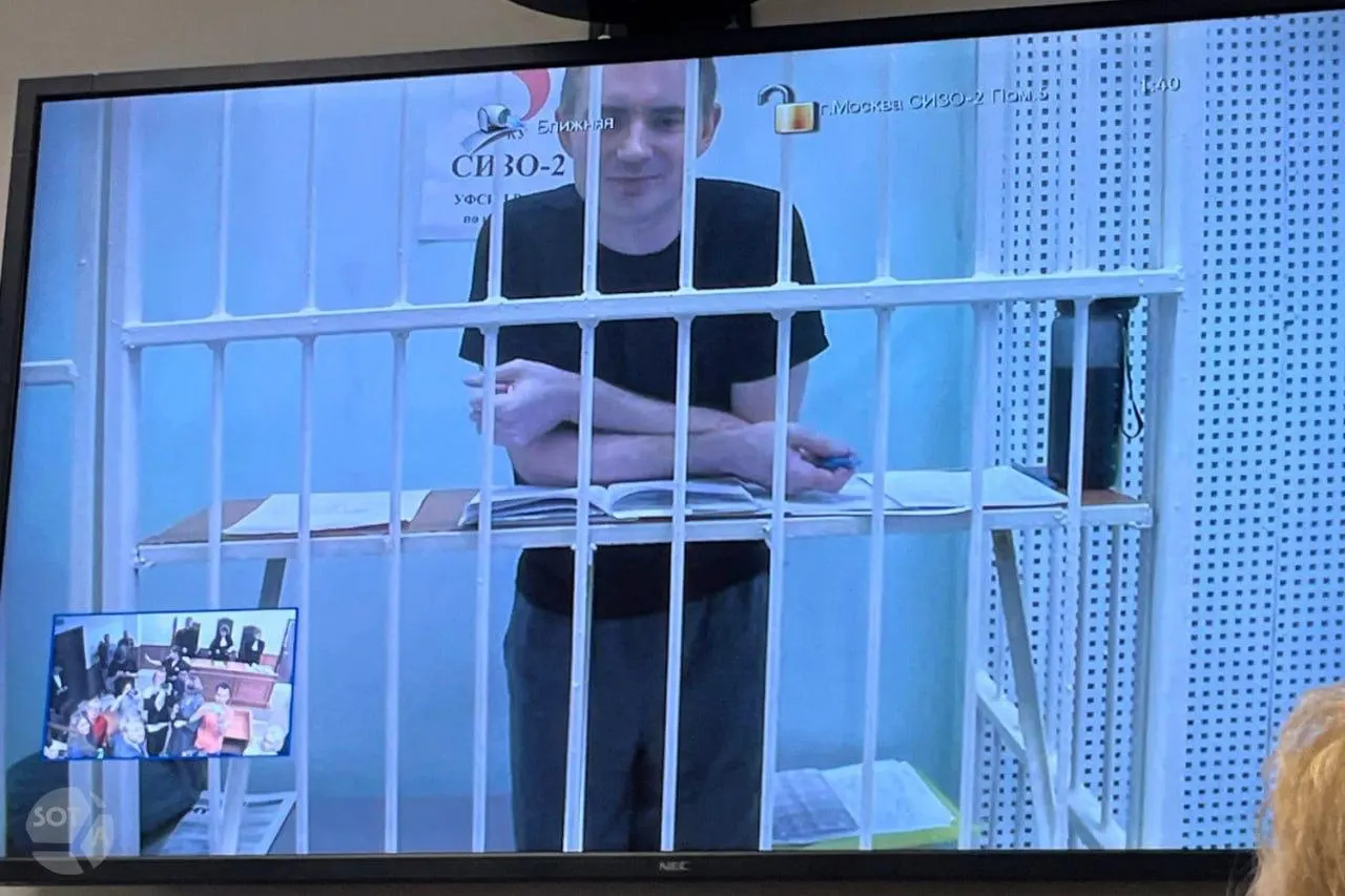Атаки дронов в Екатеринбурге, судебные решения и политические шаги переплетаются с бытовыми темами — очереди за бензином и дискуссии вокруг выборов.