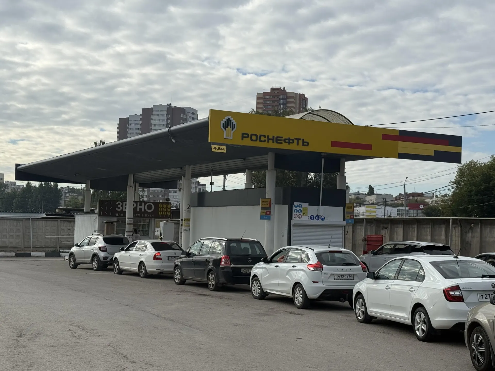 Новый регламент вступил в силу, но на заправках города мало кто знал о правилах.