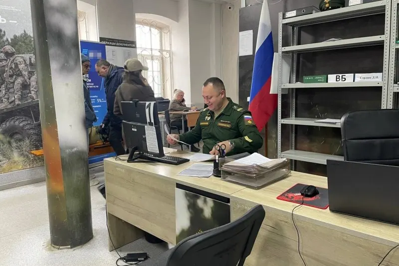 Официальные лица заявляют об отсутствии подготовки к мобилизационным мерам; эксперты считают публикации за рубежом попыткой давления на общество.
