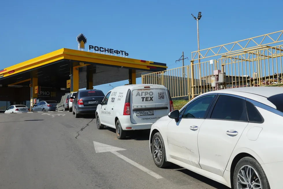 В период 11–17 августа бензин подорожал в десятках регионов, Москва и другие города ввели лимиты на продажу, а ситуация на НПЗ продолжает влиять на рынок топлива.