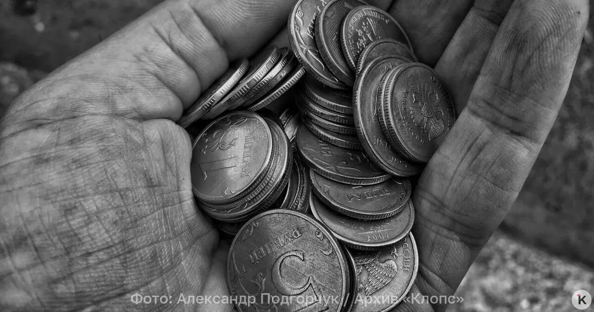 По данным Социального фонда России на 1 июля 2026 года средняя пенсия по старости составляет 27 224 рубля; работающие пенсионеры получают около 24 929 рублей, неработающие — 27 850 рублей.